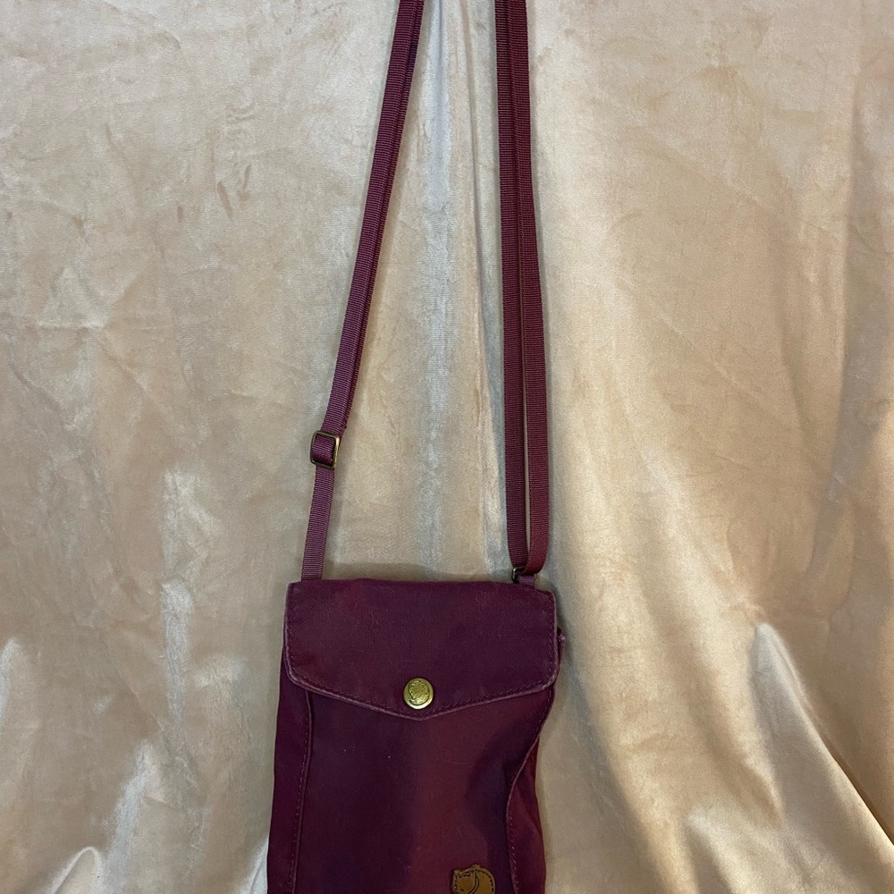 Fjallraven G-1000 Pocket Crossbody Shoulder Travel Bag in Plum
